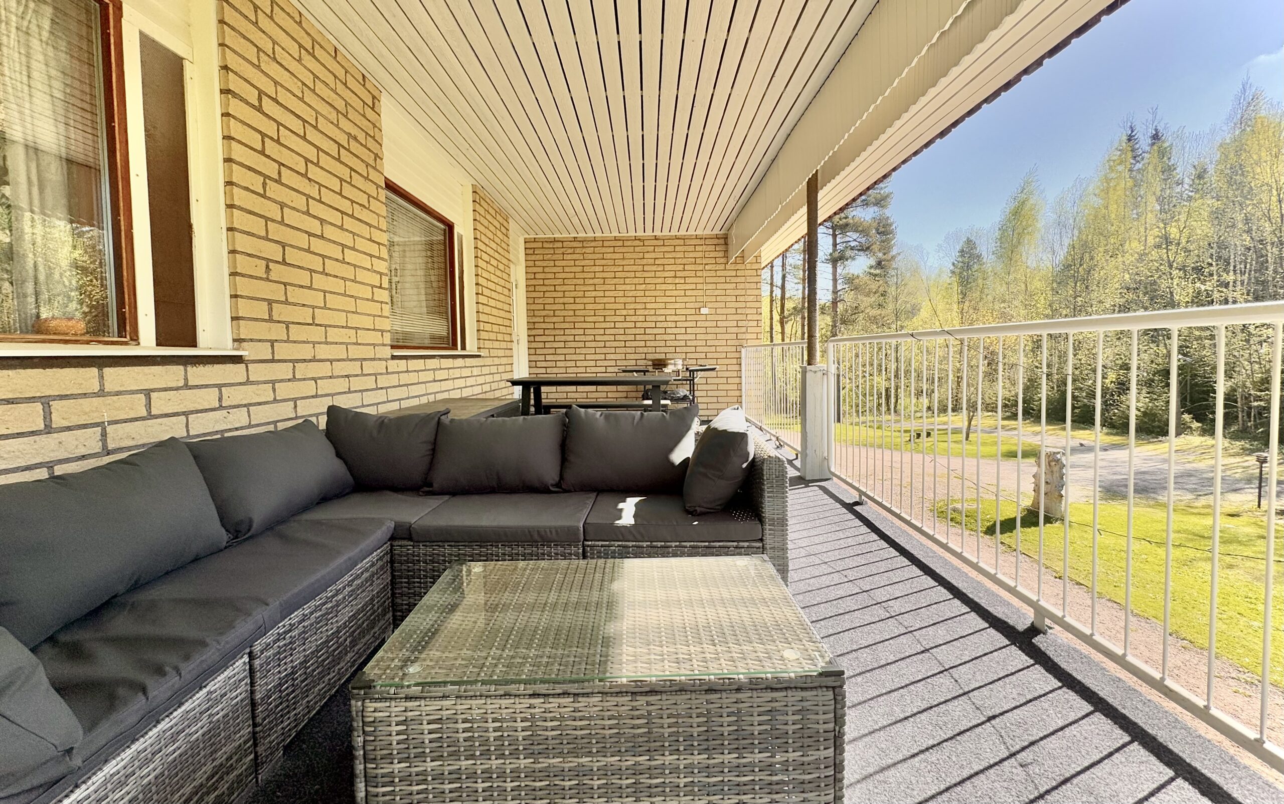 Pelikenttä, piha ja harrastusmahdollisuudet