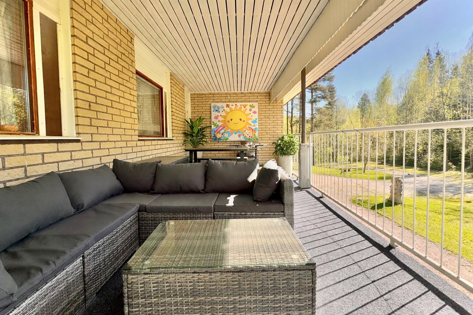 Pelikenttä, piha ja harrastusmahdollisuudet